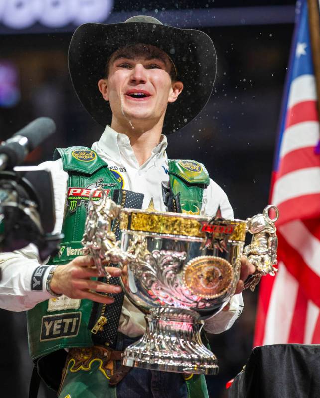 Jess Lockwood se ríe después de tomar cerveza de su trofeo tras haber ganado las Finales Mund ...