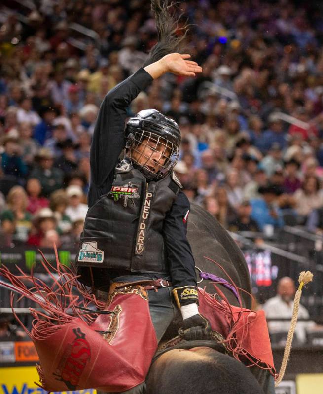 Dalton Kasel arriba de Fearless en el round final del último día de las Finales Mundiales PBR ...