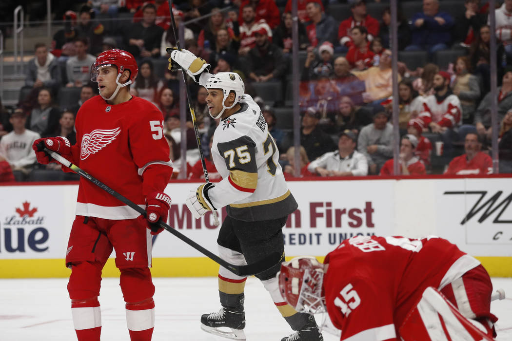 El ala derecha de los Vegas Golden Knights, Ryan Reaves (75), reacciona después de un gol de s ...