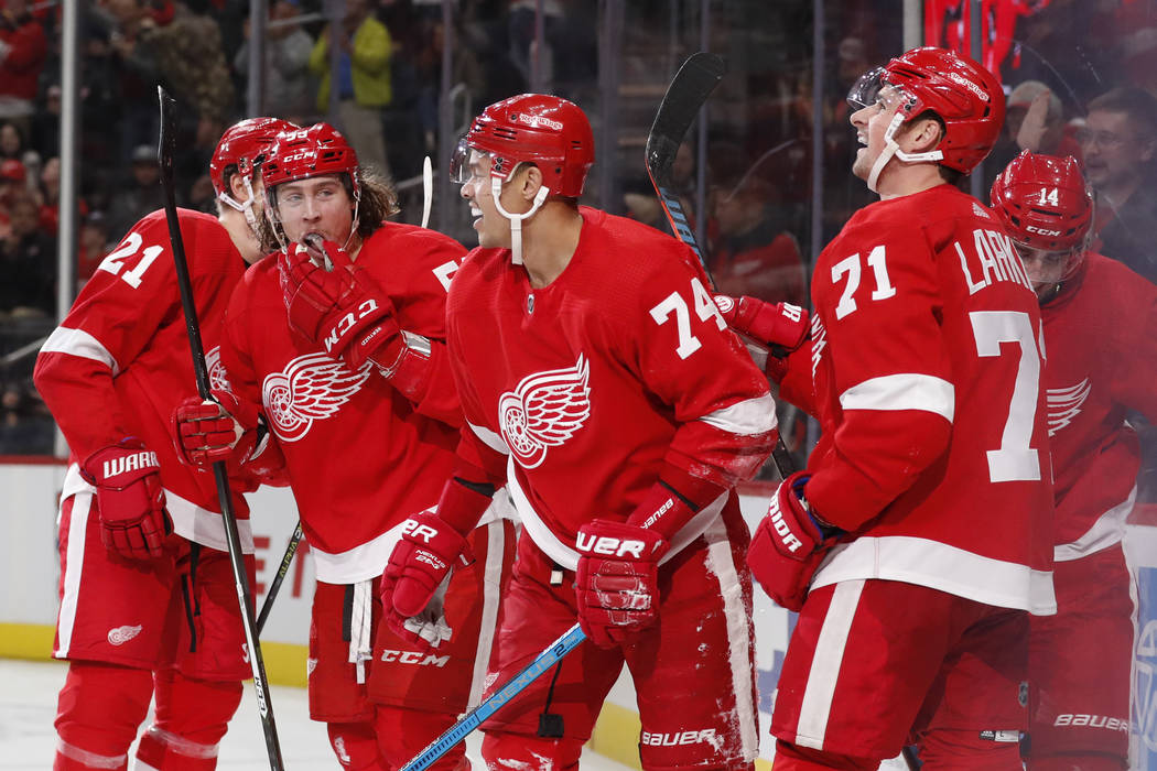 El defensa de los Detroit Red Wings, Madison Bowey (74), es felicitado después de anotar duran ...