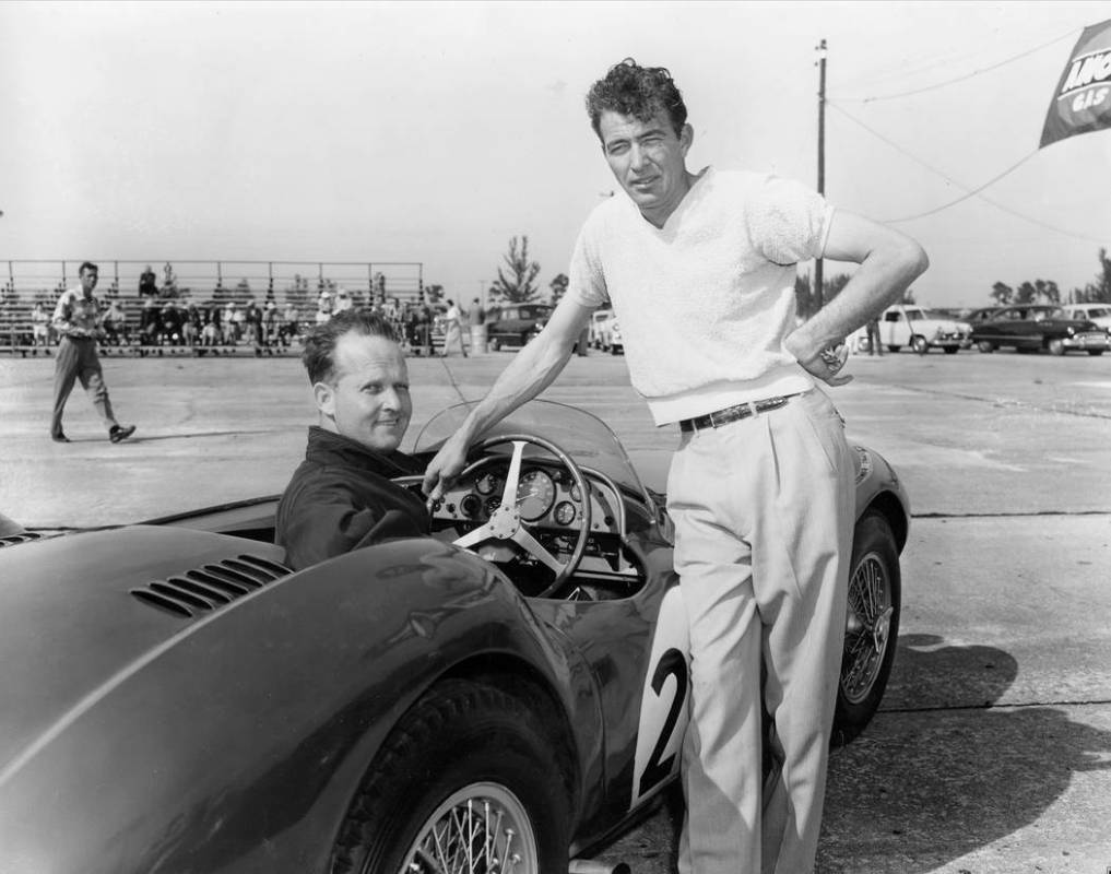 Charles Wallace, al volante, de Bethesda, Maryland, y Carroll Shelby, de Dallas, Texas, se mues ...