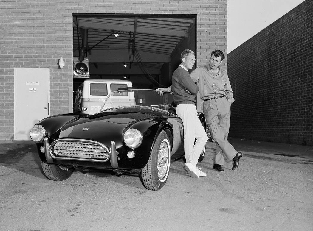 El actor Steve McQueen, a la izquierda, y Carroll Shelby, están junto al roadster Ford-Cobra d ...
