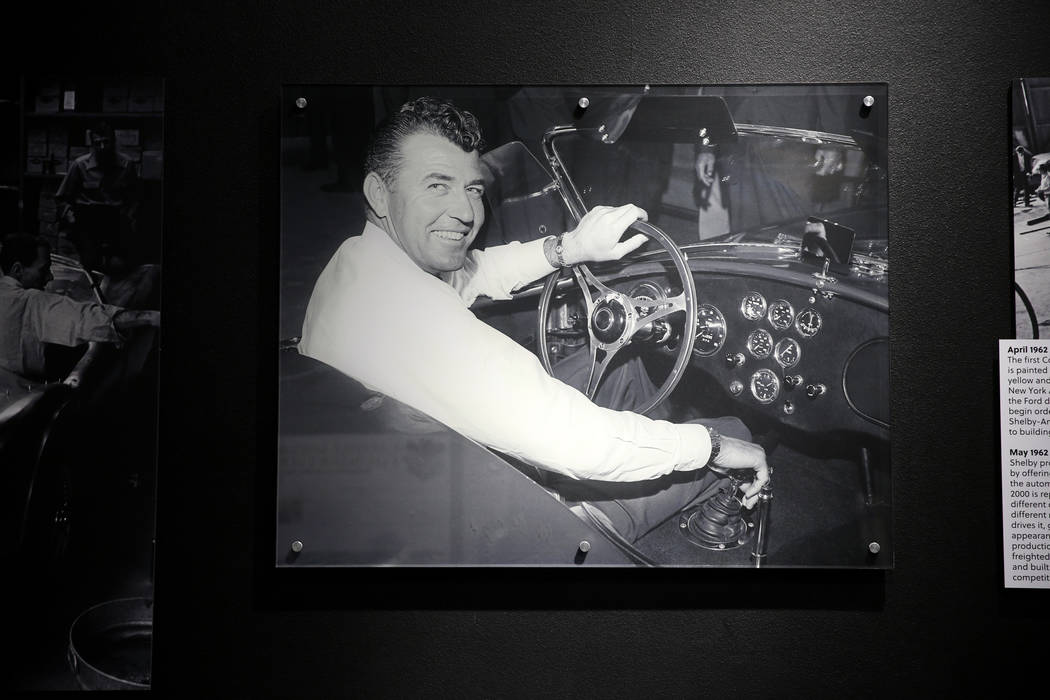 Una foto de 1962 de la leyenda del automovilismo y de la fabricación de automóviles, Carroll ...