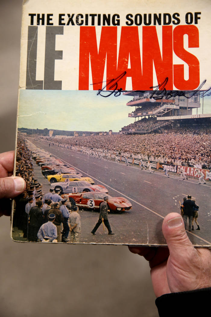 Una portada del álbum con una foto de la carrera de La Mans de 1966 que fue dominada por el Fo ...