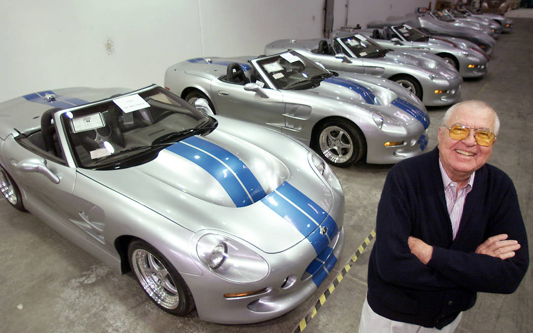 La leyenda de la fabricación de automóviles, Carroll Shelby, muestra con orgullo los autos de ...