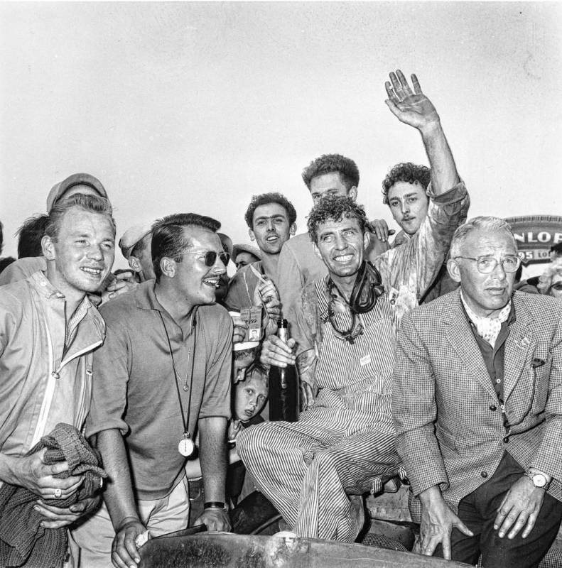 El piloto de autos de carrera Carroll Shelby, de Dallas, Texas, rodeado de fans después de gan ...