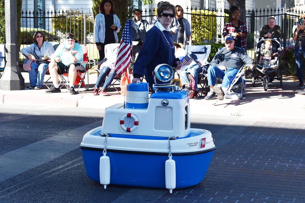 La Guardia Costera desfiló con “Coastie” un robot que saludó a todos en su recorrido. Lun ...