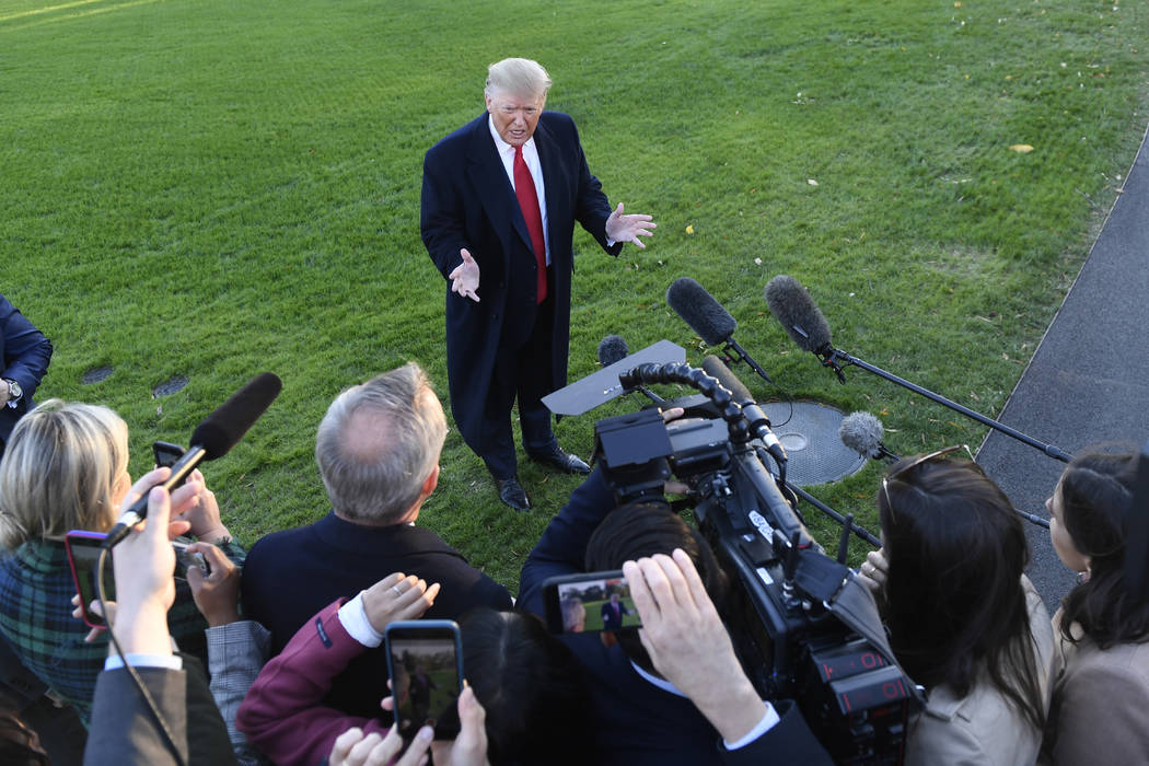 El presidente Donald Trump habla con los periodistas en el South Lawn de la Casa Blanca. (AP Ph ...