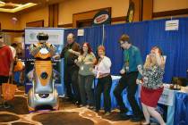 Un robot interactuó con la gente en el stand de Optum Care, puso a bailar a todos. Sábado 9 d ...