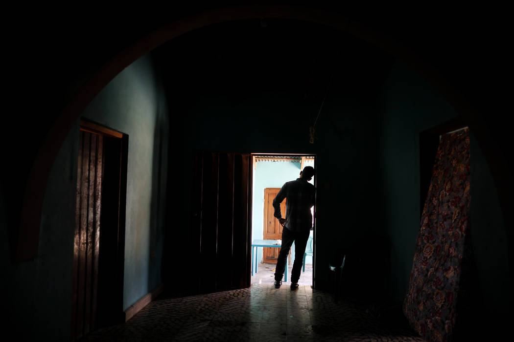 En esta foto del 23 de agosto de 2019, un padre hondureño se encuentra en su casa en Comayagua ...