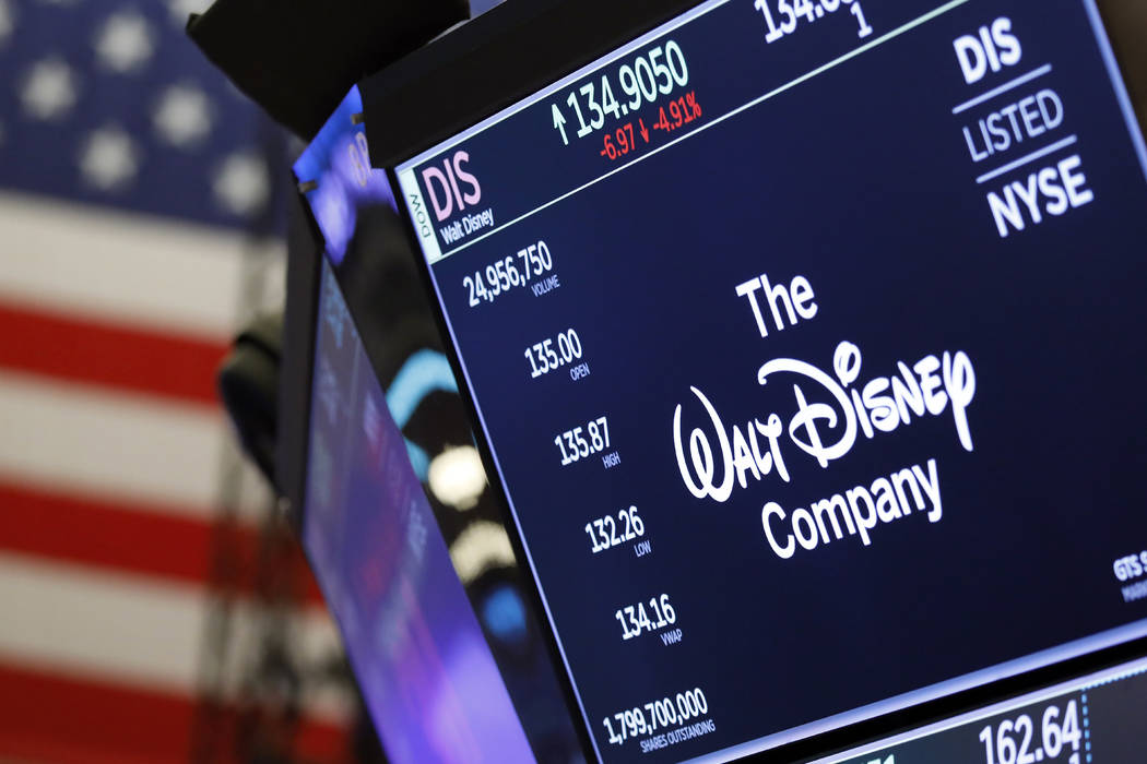 El logotipo de The Walt Disney Company aparece encima de una publicación comercial en el piso ...