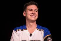 El campeón de "Jeopardy!", James Holzhauer, escucha una pregunta de la audiencia durante un se ...