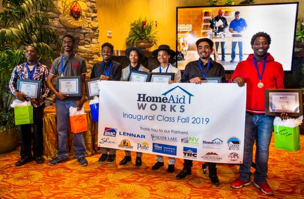 Los miembros de la primera generación de graduados de HomeAid WORKS son felicitados por Nat Ho ...