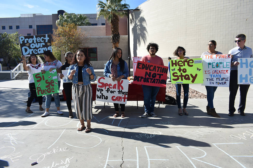 Activistas y estudiantes de UNLV realizaron un mitin para manifestarse a favor de DACA y sus be ...