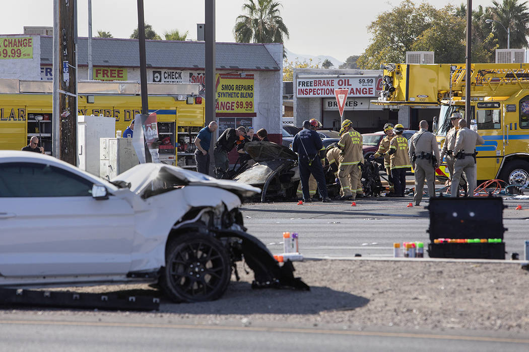 El Departamento de Bomberos de Las Vegas trabaja para remover un vehículo involucrado en un su ...