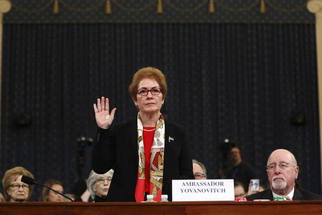 La ex embajadora de Estados Unidos en Ucrania, Marie Yovanovitch, prestó juramento para testif ...