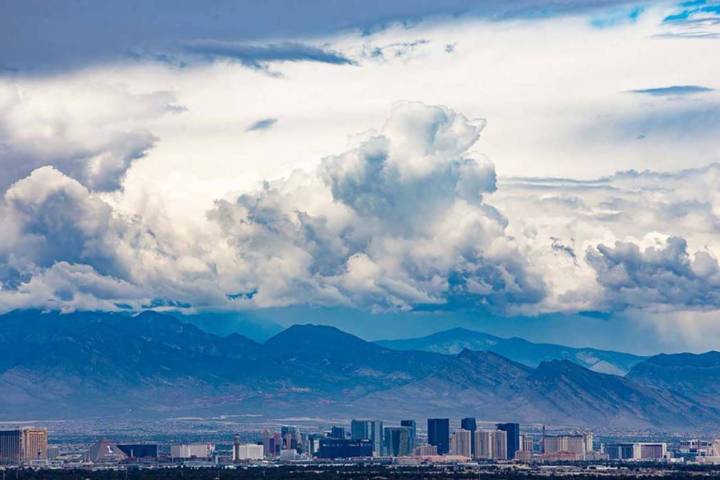 Una vista desde Henderson del Strip de Las Vegas. El lunes será soleado y cálido, pero se esp ...