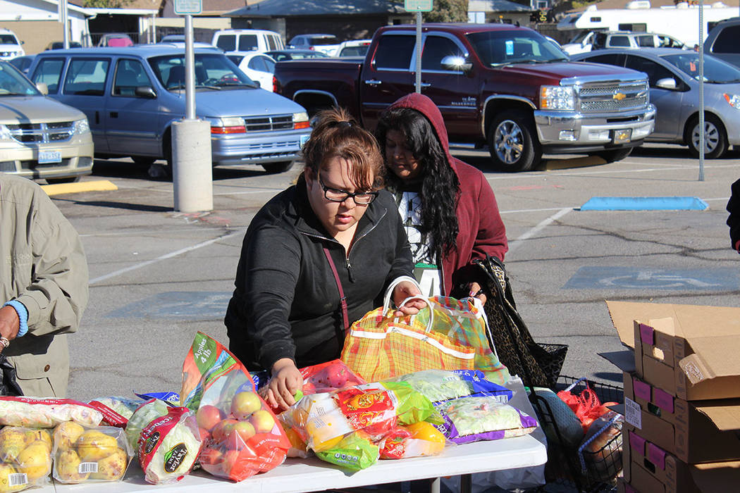 Frutas, verduras, pan y otros productos son repartidos sin costo. Sábado 16 de noviembre de 20 ...