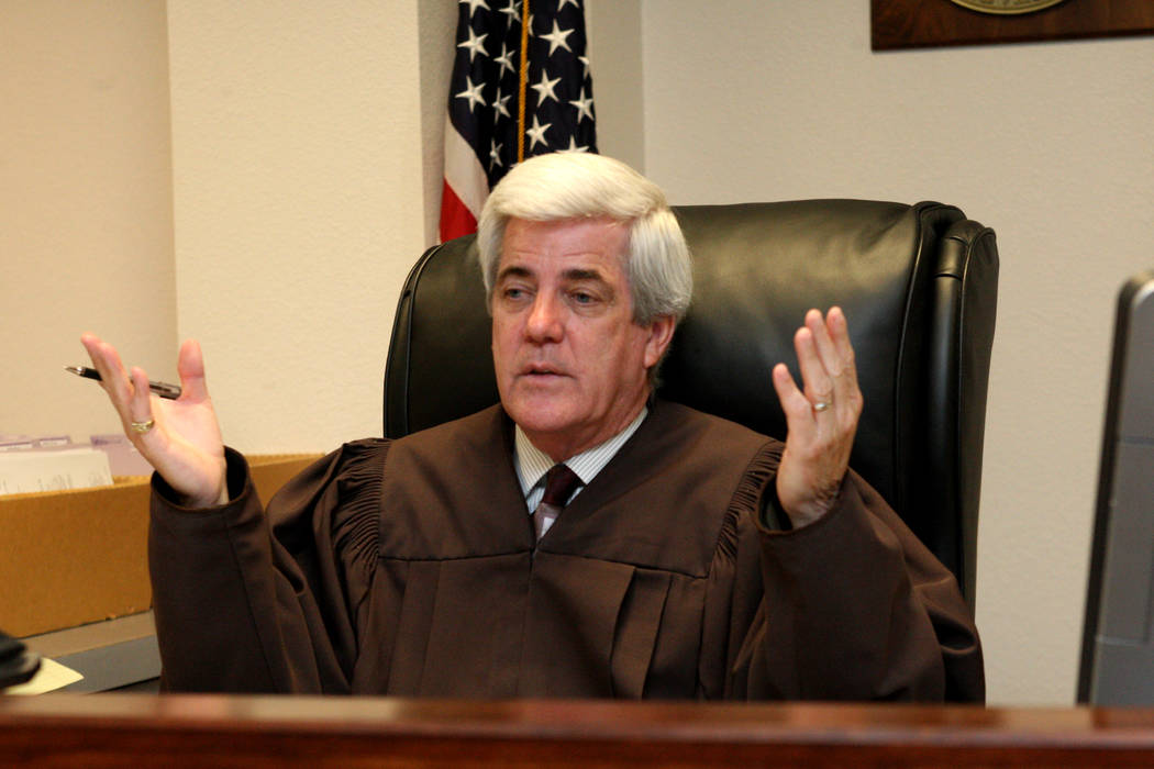 El Juez de la Corte Familiar, Frank Sullivan, preside su sala el 7 de mayo de 2015 en Las Vegas ...