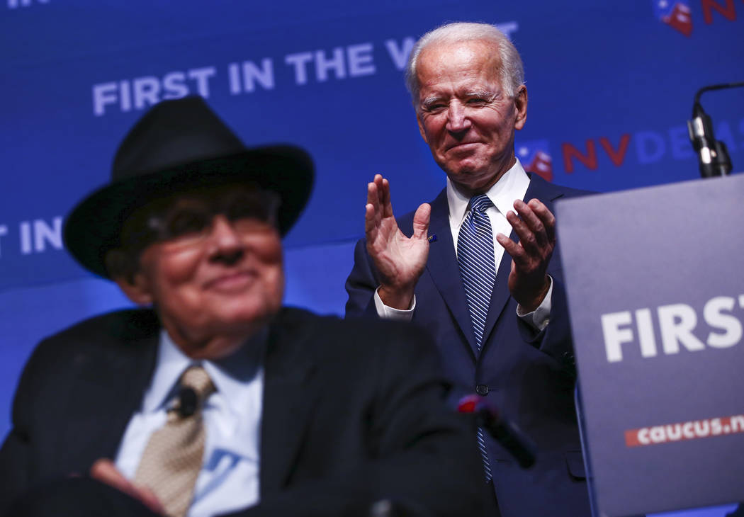 El candidato presidencial demócrata y ex vicepresidente, Joe Biden (derecha), aplaude atrás d ...