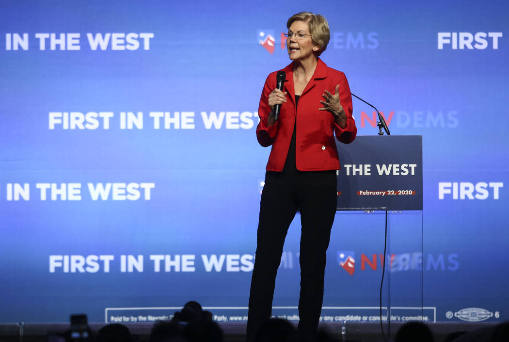 La senadora estadounidense, Elizabeth Warren, demócrata por Massachusetts, habla durante el ev ...