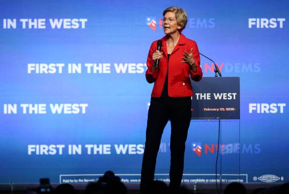 La senadora estadounidense, Elizabeth Warren, demócrata por Massachusetts, habla durante el ev ...