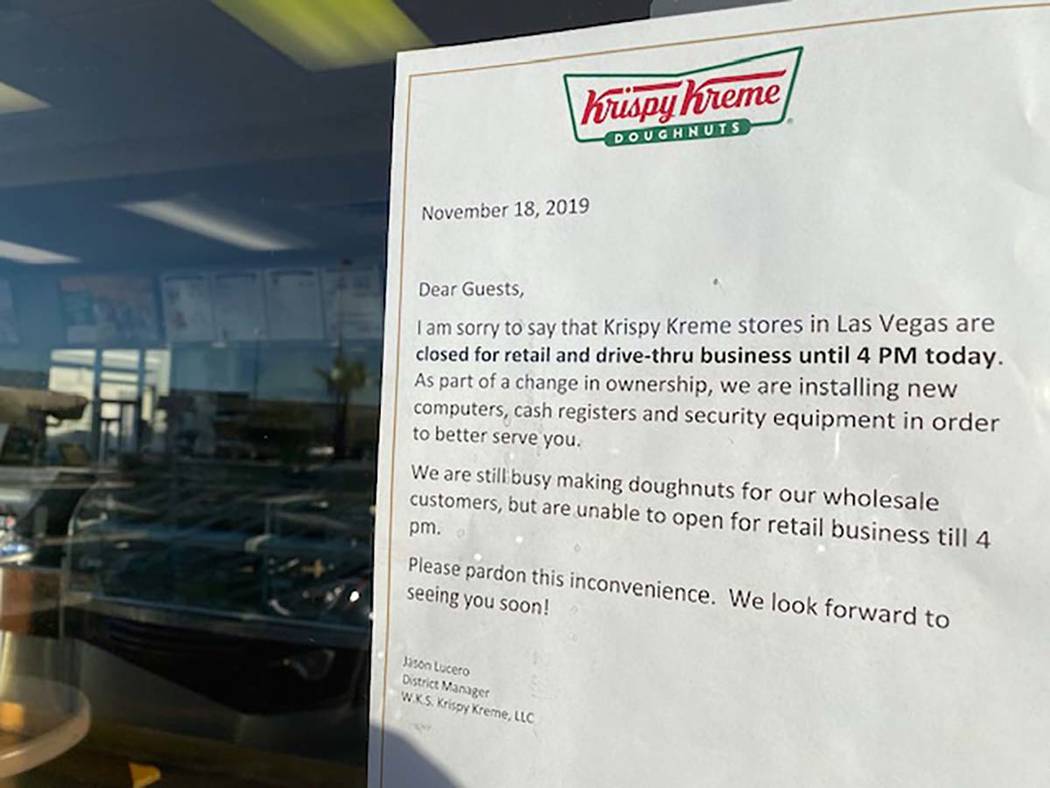 Carta pegada en la puerta de la tienda Krispy Kreme de 7015 W. Spring Mountain Road el lunes, 1 ...
