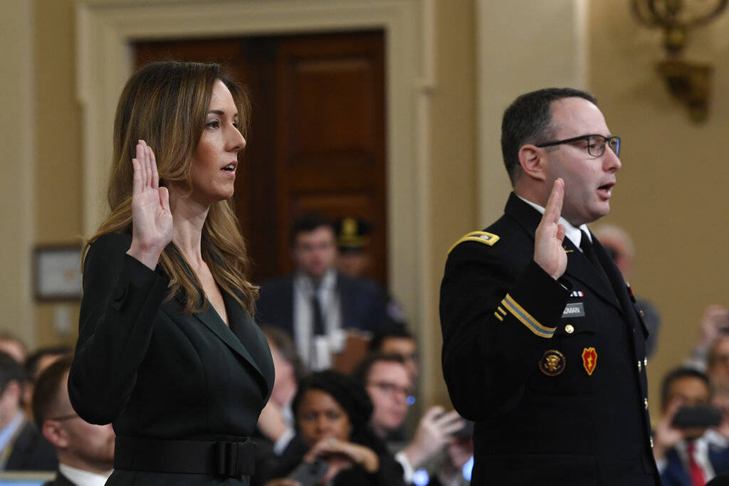 Jennifer Williams, izquierda, ayudante del vicepresidente Mike Pence, y el ayudante del Consejo ...