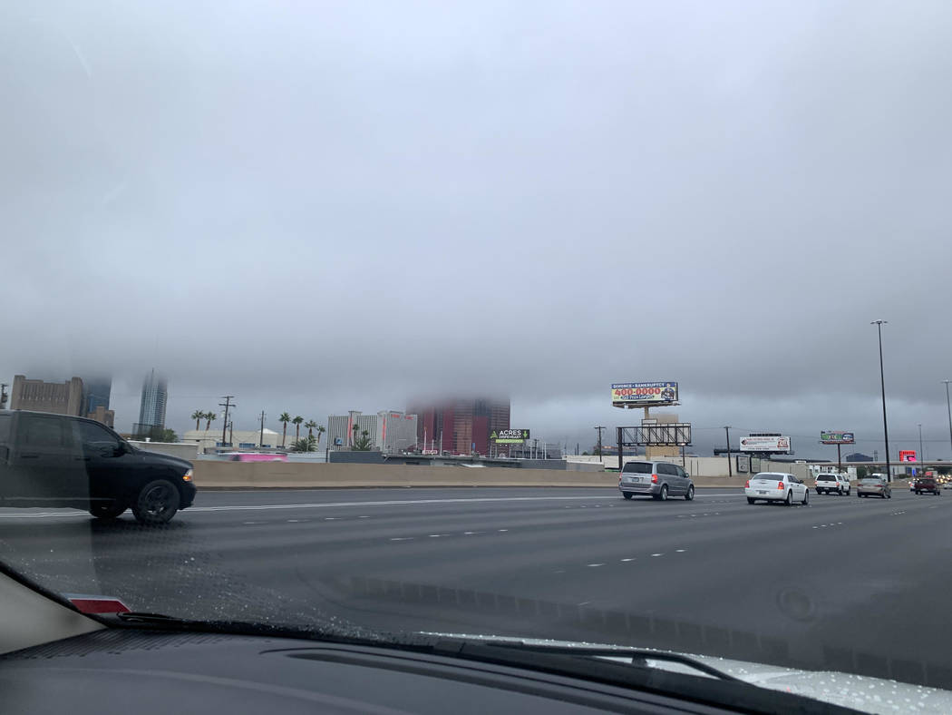 Nubes cerca de la superficie de la carretera el miércoles, 20 de noviembre de 2019, cerca del ...