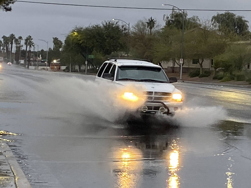 Una camioneta dispara una lluvia de agua cerca de Eastern Avenue y Viking Road el miércoles, 2 ...