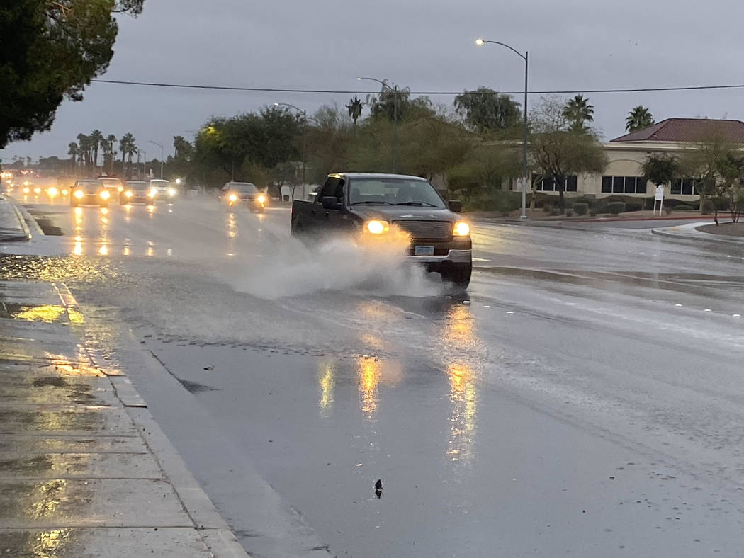 Una camioneta dispara una lluvia de agua cerca de Eastern Avenue y Viking Road el miércoles, 2 ...