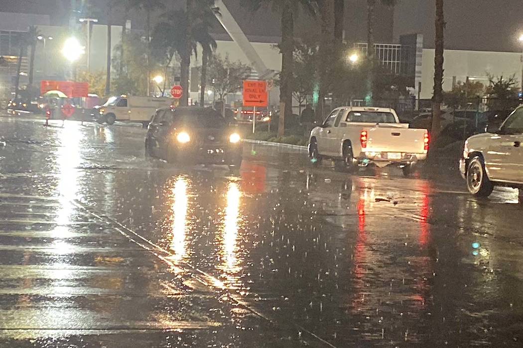 Conductores bajo la lluvia en Linq Lane y Flamingo Road cerca de Las Vegas Strip, 20 de noviemb ...
