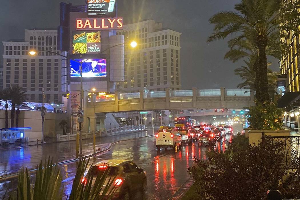 Lluvia en el Las Vegas Strip, miércoles, 20 de noviembre de 2019. (Glenn Puit/Las Vegas Review ...