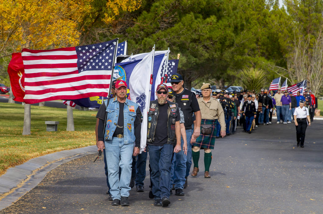 Jinetes de la Guardia Patriota de Nevada portan la bandera estadounidense y las de todas las ra ...