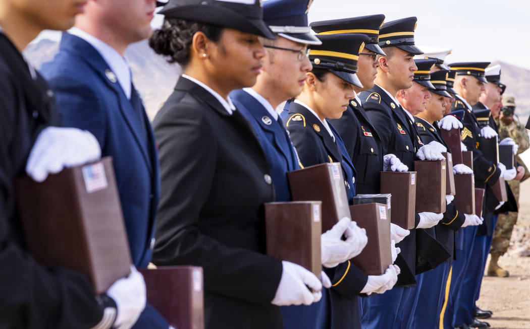 Miembros de la Guardia Militar de Honor marchan con urnas a las parcelas de entierro durante la ...