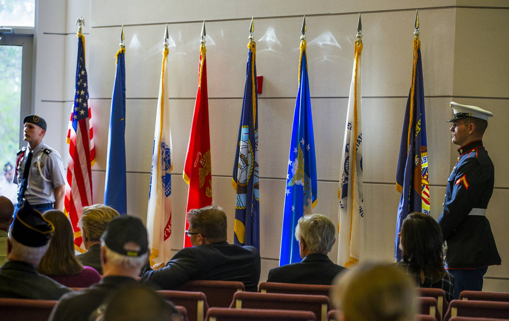 Una bandera estadounidense y las de cada rama del servicio militar se exhiben durante la tercer ...