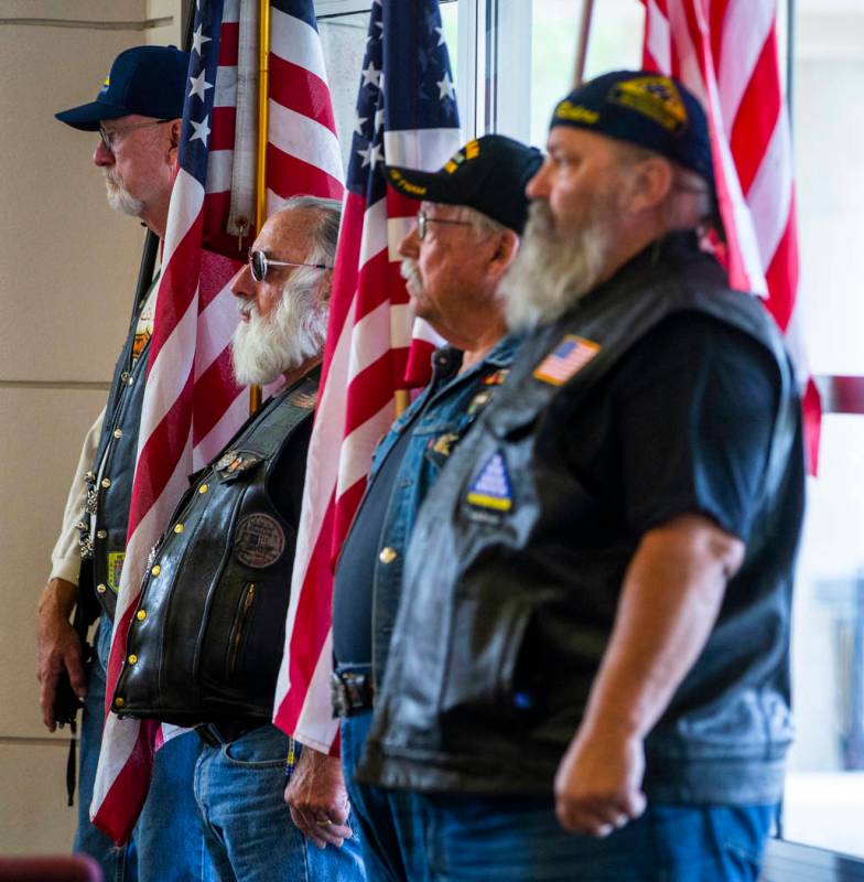 Los Jinetes de la Guardia Patriota de Nevada son los abanderados estadounidenses durante la ter ...