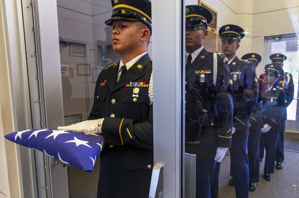 Soldados de la Guardia de Honor del Ejército durante la tercera ceremonia de Missing in Nevada ...