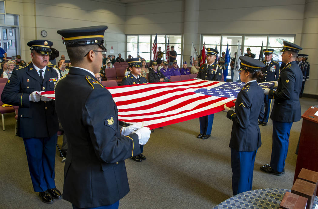 Soldados de la Guardia de Honor del Ejército realizan una presentación de plegado de banderas ...