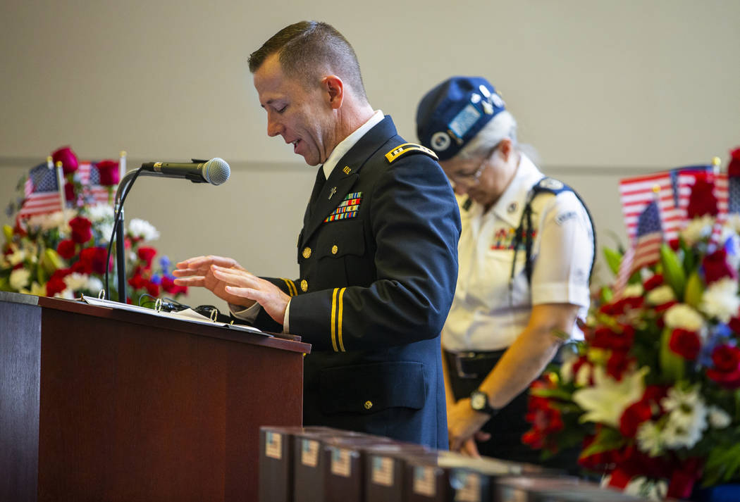 El Capellán del Ejército, el Capitán Troy Dandrea, da un discurso durante la tercera ceremon ...