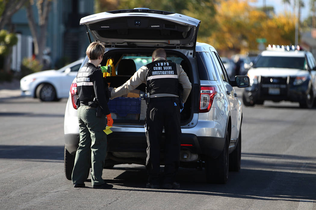 La policía de Las Vegas investiga la escena de un tiroteo que dejó a un menor muerto en la in ...