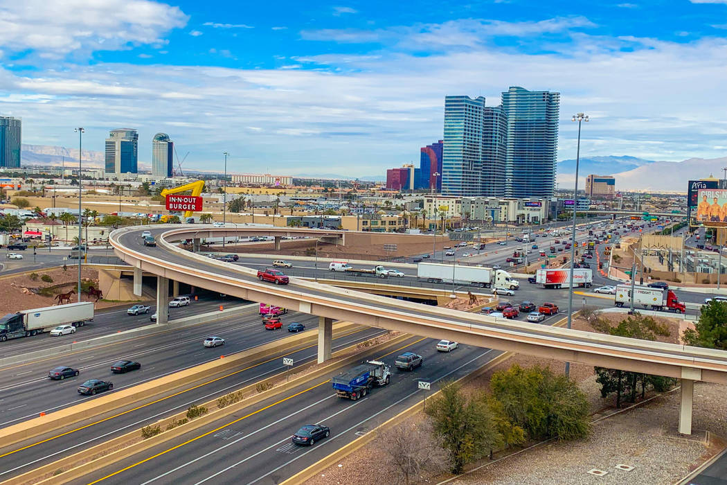 La Interestatal 15, con el cruce de Tropicana Avenue, vista aquí el 31 de enero de 2019, está ...