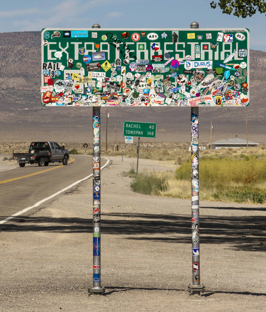 El letrero de la Extraterrestrial Highway a lo largo de la ruta estatal 375 cerca de Crystal Sp ...