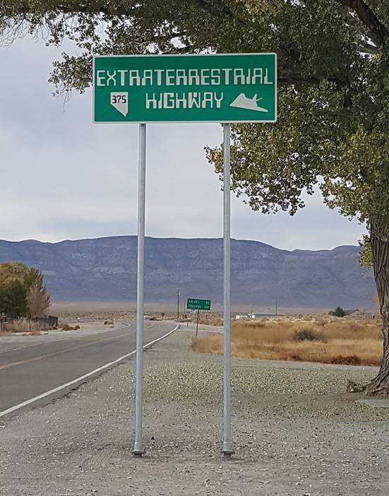 Una nueva versión del letrero "Extraterrestrial Highway" en el cruce de las rutas estatales 31 ...