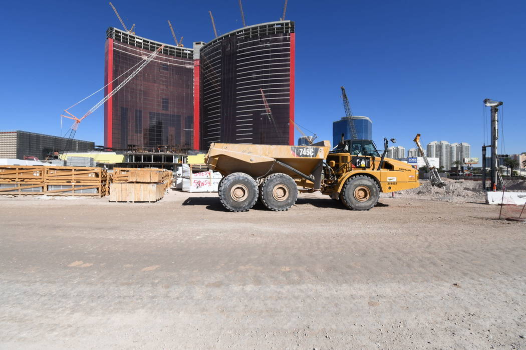 La construcción continúa en Resorts World Las Vegas el miércoles, 20 de noviembre de 2019, e ...