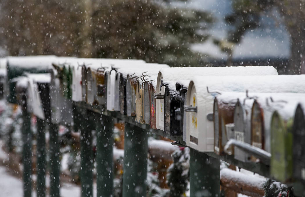 Nieve cubre los buzones de correo en Old Town de Mount Charleston el miércoles, 20 de noviembr ...