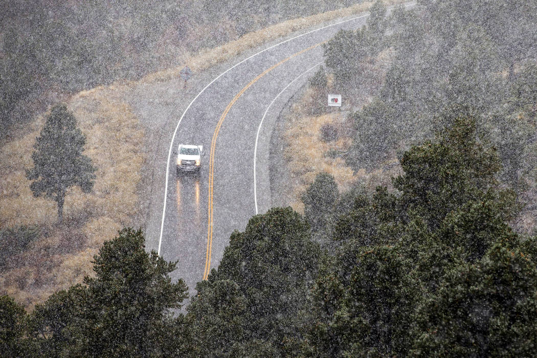 El miércoles, 20 de noviembre de 2019, la nieve cae a lo largo de la ruta estatal 157 en el Mo ...