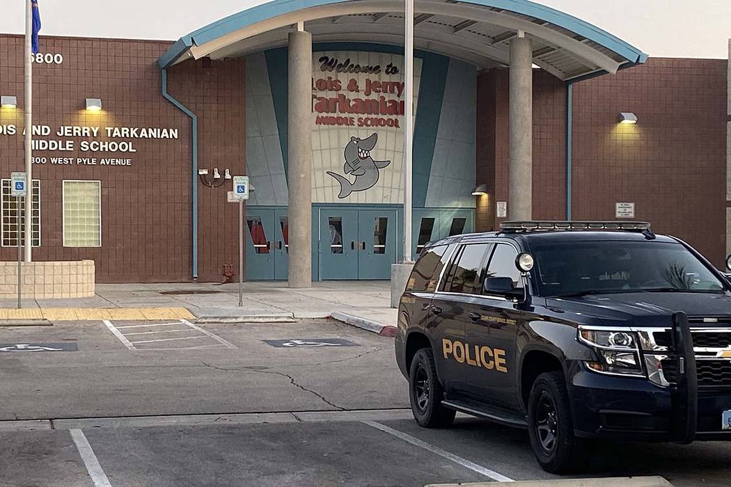 La policía del Distrito Escolar del Condado de Clark fue vista en la Escuela Secundaria Tarkan ...