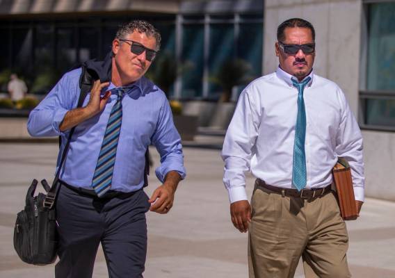 El abogado Mark Fleming, a la izquierda, camina con el acusado Albert López fuera de la Corte ...