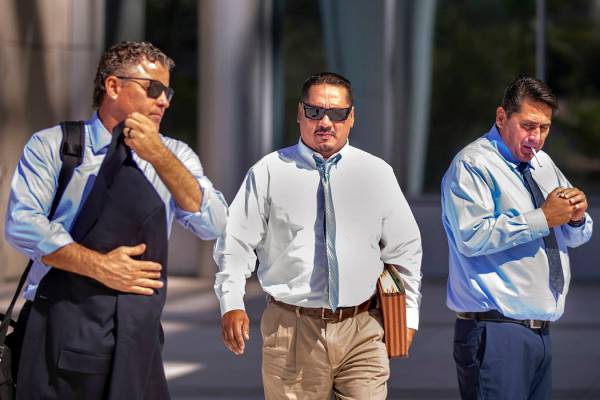 El abogado Mark Fleming, a la izquierda, camina con el acusado Albert López fuera de la Corte ...